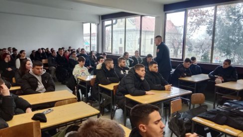PRISUSTVOVALO 200 ĐAKA: U Tri škole u Bačkoj Palanci prezentovani uslovi upisa u vojne škole i akademije PRISUSTVOVALO 200 ĐAKA: U Tri škole u Bačkoj Palanci prezentovani uslovi upisa u vojne škole i akademije