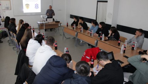 RADIONICA SA VOLONTERIMA: Delovanje u poplavama tema skupa Crvenog krsta Despotovac (FOTO) RADIONICA SA VOLONTERIMA: Delovanje u poplavama tema skupa Crvenog krsta Despotovac (FOTO)