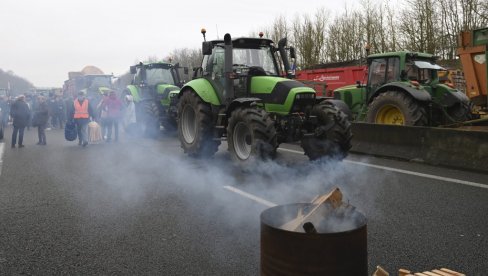 ТРАКТОРИМА И БАЛАМА СЕНА БЛОКИРАЛИ САОБРАЋАЈ НА АВЕНИЈИ: Протест фармера се отео контроли, ухапшено преко 60 људи ТРАКТОРИМА И БАЛАМА СЕНА БЛОКИРАЛИ САОБРАЋАЈ НА АВЕНИЈИ: Протест фармера се отео контроли, ухапшено преко 60 људи