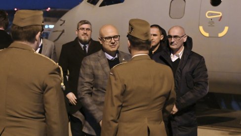 ВУЧЕВИЋ ДОПУТОВАО У БУДИМПЕШТУ: Састаће се са министром одбране Мађарске ВУЧЕВИЋ ДОПУТОВАО У БУДИМПЕШТУ: Састаће се са министром одбране Мађарске
