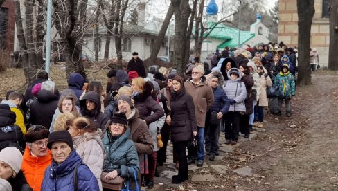 U MOLITIVI, SATIMA ČEKALI DA JE DOTAKNU: Šta vernicima znači poklonjenje čudotvornoj ikoni Majke Božije, koja je stigla iz Rusije (FOTO)