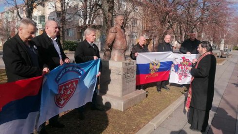 У СЛАВУ РУСКОГ ГЕНЕРАЛА: У Вршцу положени венци на споменик Ђорђу Емануелу Арсенијевићу (ФОТО)