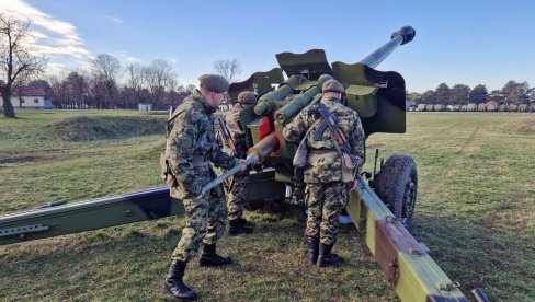 POGLEDAJTE - SRPSKI ARTILJERCI I OKLOPNJACI NA OBUCI: U toku obuka vojnika kopnenih jedinica (FOTO) POGLEDAJTE - SRPSKI ARTILJERCI I OKLOPNJACI NA OBUCI: U toku obuka vojnika kopnenih jedinica (FOTO)