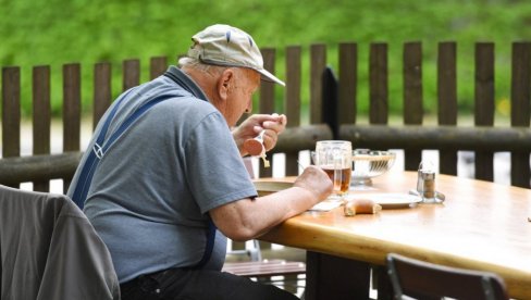 PREŠLI STE PEDESETU? Evo šta treba izbegavati od namirnica, a šta obavezno uvrstiti u ishranu PREŠLI STE PEDESETU? Evo šta treba izbegavati od namirnica, a šta obavezno uvrstiti u ishranu