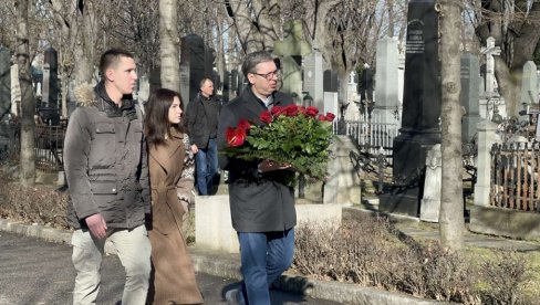 DVE TUŽNE GODINE BEZ KSENIJE: Predsednik Vučić sa decom Danilom i Milicom na pomenu (FOTO/VIDEO)