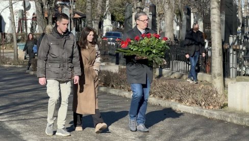 ОПОЗИЦИОНИ БОТОВИ, УЗ БОЛЕСНЕ УВРЕДЕ, УПУТИЛИ НОВУ ПРЕТЊУ ПРЕДСЕДНИКУ СРБИЈЕ: Побићу ти децу! (ФОТО) ОПОЗИЦИОНИ БОТОВИ, УЗ БОЛЕСНЕ УВРЕДЕ, УПУТИЛИ НОВУ ПРЕТЊУ ПРЕДСЕДНИКУ СРБИЈЕ: Побићу ти децу! (ФОТО)