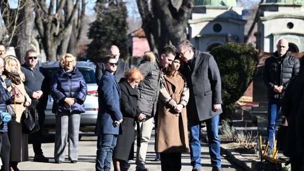 ДИРЉИВЕ СЦЕНЕ СА ПОМЕНА КСЕНИЈЕ ВУЧИЋ: Две године без познате новинарке (ФОТО)