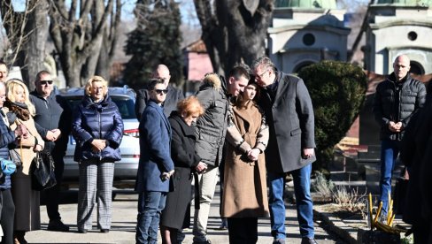 DIRLJIVE SCENE SA POMENA KSENIJE VUČIĆ: Dve godine bez poznate novinarke (FOTO) DIRLJIVE SCENE SA POMENA KSENIJE VUČIĆ: Dve godine bez poznate novinarke (FOTO)