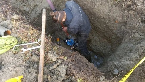 СПРЕЧАВАЈУ ГУБИТКЕ НА ВОДОВОДНОЈ МРЕЖИ: Вршачки комуналци постављају најсавременију опрему за детекцију цурења СПРЕЧАВАЈУ ГУБИТКЕ НА ВОДОВОДНОЈ МРЕЖИ: Вршачки комуналци постављају најсавременију опрему за детекцију цурења
