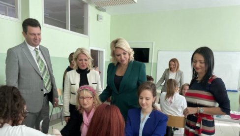 СВЕТОСАВСКА НАГРАДА МЕДИЦИНСКОЈ ШКОЛИ ИЗ ШАПЦА И ЛОЗНИЧКОМ ПЕДАГОГУ СТАНИШИ ЧАБАРКАПИ: Лауреати су понос округа СВЕТОСАВСКА НАГРАДА МЕДИЦИНСКОЈ ШКОЛИ ИЗ ШАПЦА И ЛОЗНИЧКОМ ПЕДАГОГУ СТАНИШИ ЧАБАРКАПИ: Лауреати су понос округа
