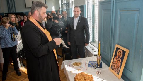GRADONAČELNIK - KUM SLAVE: U ŠKOLI 9.MAJ u Zrenjaninu svečano obeležen Sveti Sava (FOTO) GRADONAČELNIK - KUM SLAVE: U ŠKOLI 9.MAJ u Zrenjaninu svečano obeležen Sveti Sava (FOTO)