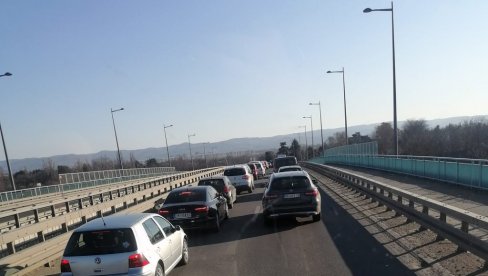 STOP ZATAMLJENIM STAKLIMA NA VOZILIMA? Odlučili se na zabranu i na službenim voziloma a razlozi su višestruki