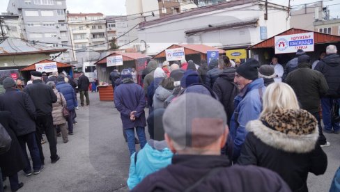 КАРАВАН ИЗ ТУРИЈЕ НА ЂЕРМУ: Београђани стрпљиво чекали у реду како би купили чувени специјалитет из Бачке