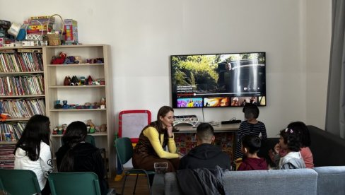 POSETA PRIHVATILIŠTU ZA DECU: Poverenica za zaštitu ravnopravnosti Brankica Janković sa saradnicima obišla mališane POSETA PRIHVATILIŠTU ZA DECU: Poverenica za zaštitu ravnopravnosti Brankica Janković sa saradnicima obišla mališane