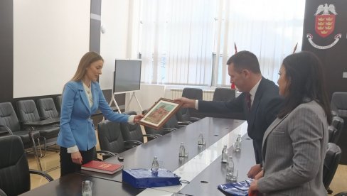 PESMOM ČUVA SRPSKU BAŠTINU: Prijem za Veru Stolić, dobitnicu Svetosavske nagrade iz Kraljeva