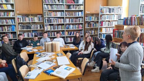 „STAZAMA SVETOG SAVE – HODOČAŠĆE VASKA POPE“: Javni čas u paraćinskoj biblioteci (FOTO)