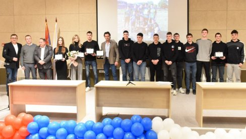 PLAKETE NAJBOLJIM SPORTISTIMA: Svečanost u Opštini Zemun PLAKETE NAJBOLJIM SPORTISTIMA: Svečanost u Opštini Zemun