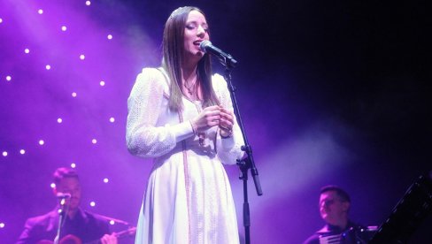 VAS SLAVE ANĐELI: Danica Crnogorčević drugi solistički koncert u Beogradu posvetila nastradalima (FOTO/VIDEO)