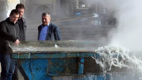 У СРБОБРАНУ, СА ДУБИНЕ ОД 1.250 МЕТАРА, ПОТЕКЛО 500 ЛИТАРА ТЕРМАЛНЕ ВОДЕ У МИНУТУ Бунар греје и сан о бањи У СРБОБРАНУ, СА ДУБИНЕ ОД 1.250 МЕТАРА, ПОТЕКЛО 500 ЛИТАРА ТЕРМАЛНЕ ВОДЕ У МИНУТУ Бунар греје и сан о бањи