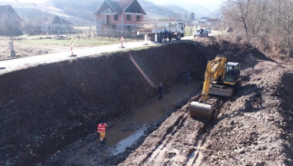 ХИТНА ИНТЕРВЕНЦИЈА ЧАЧАНСКОГ ЈАВНОГ ПРЕДУЗЕЋА ГРАДАЦ НА ПУТУ ОД ЗАБЛАЋА ДО МАНАСТИРА: Санација одрона у Јежевици