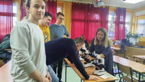 NOVA OPREMA ZA BIOLOŠKI KABINET: U Gimnaziji u Paraćinu unapređen kvalitet nastave (FOTO) NOVA OPREMA ZA BIOLOŠKI KABINET: U Gimnaziji u Paraćinu unapređen kvalitet nastave (FOTO)