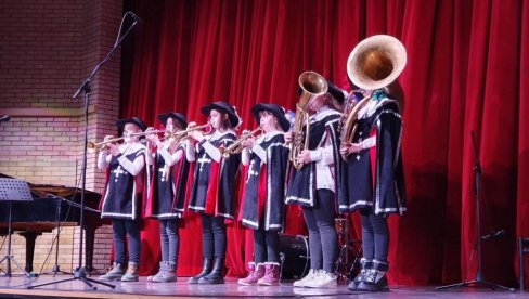 OVAKAV FESTIVAL U VOJVODINI IMAA JEDINO ZRENJANIN: Smotra limenih duvačkih orkestara, na repertoaru i popularni hitovi (FOTO) OVAKAV FESTIVAL U VOJVODINI IMAA JEDINO ZRENJANIN: Smotra limenih duvačkih orkestara, na repertoaru i popularni hitovi (FOTO)