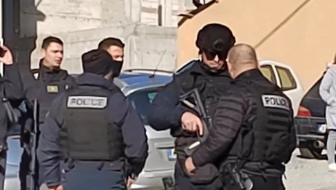 SKINUTA ZASTAVA SRBIJE: Tzv. kosovska policija upala u prostorije opštine Peći (VIDEO) SKINUTA ZASTAVA SRBIJE: Tzv. kosovska policija upala u prostorije opštine Peći (VIDEO)