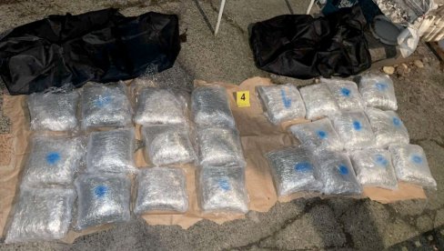 ЗАПЛЕЊЕНО ВИШЕ ОД 33 КИЛОГРАМА ДРОГЕ: Двојица ухапшена због сумње да су трговали наркотицима ЗАПЛЕЊЕНО ВИШЕ ОД 33 КИЛОГРАМА ДРОГЕ: Двојица ухапшена због сумње да су трговали наркотицима