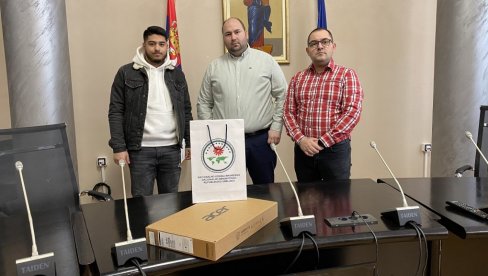 УРУЧЕНЕ НАГРАДЕ НАЦИОНАЛНОГ САВЕТА РОМА Нико као Таир из Бора УРУЧЕНЕ НАГРАДЕ НАЦИОНАЛНОГ САВЕТА РОМА Нико као Таир из Бора