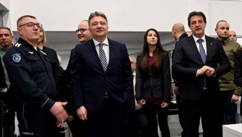 УСПОСТАВЉА СЕ СИСТЕМ ЗА ПРЕНОС ХИТНИХ ПОРУКА: Грађанима стижу информације о могућим опасностима и упутства за реаговање УСПОСТАВЉА СЕ СИСТЕМ ЗА ПРЕНОС ХИТНИХ ПОРУКА: Грађанима стижу информације о могућим опасностима и упутства за реаговање