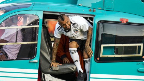 SPEKTAKL KAKAV FUDBAL NE PAMTI: Arturo Vidal dočekan u domovini, i to kako (FOTO/VIDEO) SPEKTAKL KAKAV FUDBAL NE PAMTI: Arturo Vidal dočekan u domovini, i to kako (FOTO/VIDEO)