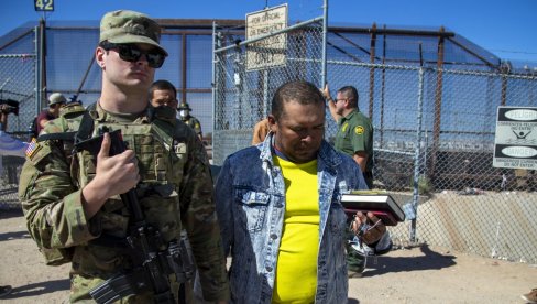 MIRIS BARUTA ŠIRI SE IZ TEKSASA: Produbljuje se kriza između američkih država i Vašingtona oko migranata na granici s Meksikom MIRIS BARUTA ŠIRI SE IZ TEKSASA: Produbljuje se kriza između američkih država i Vašingtona oko migranata na granici s Meksikom