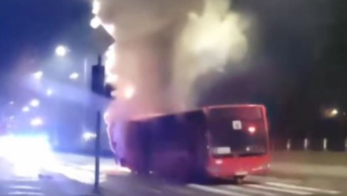 ZAPALIO SE AUTOBUS U NIŠU: Vatra guta prednji deo vozila (VIDEO)