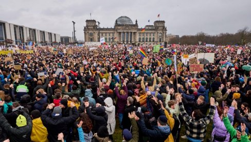 VELIKI PROTEST U BERLINU: Izašlo više od 150.000 ljudi, oglasio se i Šolc VELIKI PROTEST U BERLINU: Izašlo više od 150.000 ljudi, oglasio se i Šolc