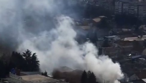 VELIKI POŽAR U BEOGRADU: Gusti dim kulja, vatrogasci se bore sa plamenom (VIDEO) VELIKI POŽAR U BEOGRADU: Gusti dim kulja, vatrogasci se bore sa plamenom (VIDEO)