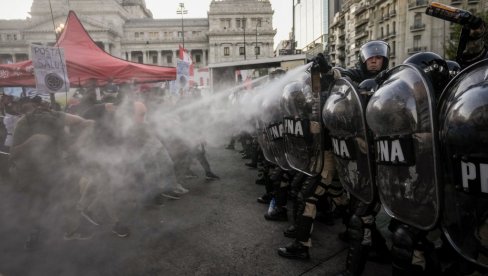 ОТКАЗ БЕЗ ОБРАЗЛОЖЕЊА, 10 ДАНА ПОРОДИЉСКОГ ОСУСТВА: Протести у Аргентини због радикалних реформи, више повређених у сукобима са полицијом ОТКАЗ БЕЗ ОБРАЗЛОЖЕЊА, 10 ДАНА ПОРОДИЉСКОГ ОСУСТВА: Протести у Аргентини због радикалних реформи, више повређених у сукобима са полицијом