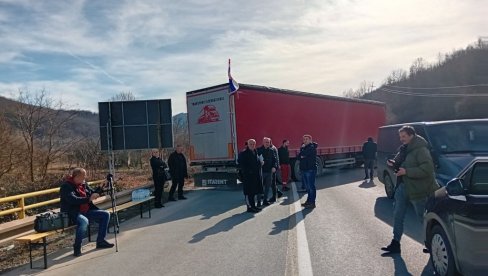 RASELJENI SRBI SA KiM BLOKIRALI PUT NIŠ‒PRIŠTINA: Upozoravaju - Blizu je sukob sa nesagledivim posledicama (FOTO/VIDEO) RASELJENI SRBI SA KiM BLOKIRALI PUT NIŠ‒PRIŠTINA: Upozoravaju - Blizu je sukob sa nesagledivim posledicama (FOTO/VIDEO)