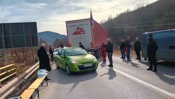 ЗАВРШЕНА БЛОКАДА ПУТА КОД РУДАРА: Масовније окупљање Срба расељених са КиМ и наставак блокаде следећег понедељка (ФОТО/ВИДЕО)