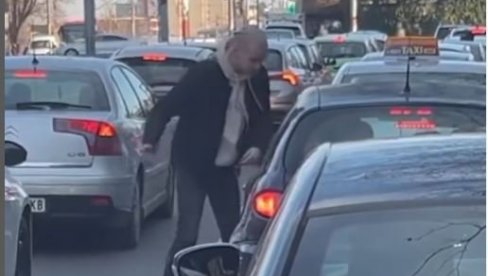 ДРАМА У ЦЕНТРУ БЕОГРАДА: Мушкарац оштрим предметом помахнитало удара аутомобил, а онда су изашли момак и девојка (ВИДЕО) ДРАМА У ЦЕНТРУ БЕОГРАДА: Мушкарац оштрим предметом помахнитало удара аутомобил, а онда су изашли момак и девојка (ВИДЕО)