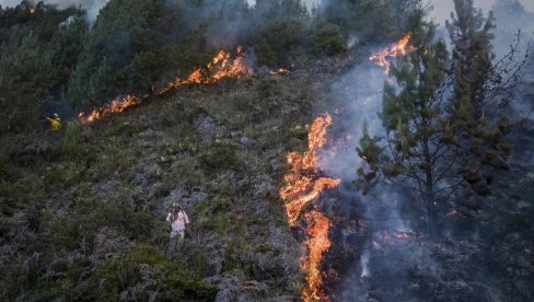 BUKTI NA KONJUHU: Povređen vatrogasac, u pomoć stižu i helikopteri Oružanih snaga BiH