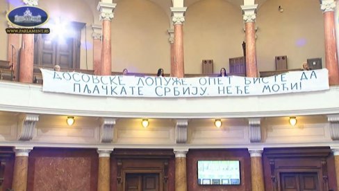 NEĆE MOĆI Transparent u Skupštini izazvao ovacije poslanika: Dosovske lopuže, opet biste da pljačkate Srbiju (FOTO) NEĆE MOĆI Transparent u Skupštini izazvao ovacije poslanika: Dosovske lopuže, opet biste da pljačkate Srbiju (FOTO)