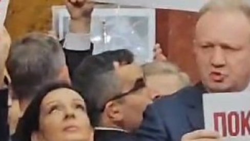 UŠAO U SALU I POČEO DA DIVLJA: Đilas psuje poslanike (VIDEO) UŠAO U SALU I POČEO DA DIVLJA: Đilas psuje poslanike (VIDEO)