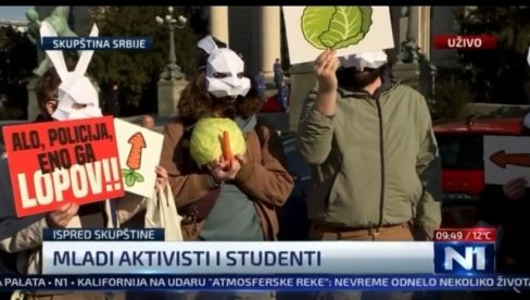 OVO JE ELITA KOJU ĐILAS NUDI SRBIJI: Pristalice opozicije gađaju parlament kupusom (VIDEO) OVO JE ELITA KOJU ĐILAS NUDI SRBIJI: Pristalice opozicije gađaju parlament kupusom (VIDEO)