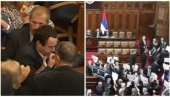 ĐILAS IGRA KAKO KURTI SVIRA: Neredi u parlamentu po scenariju Samoopredeljenja (VIDEO) ĐILAS IGRA KAKO KURTI SVIRA: Neredi u parlamentu po scenariju Samoopredeljenja (VIDEO)