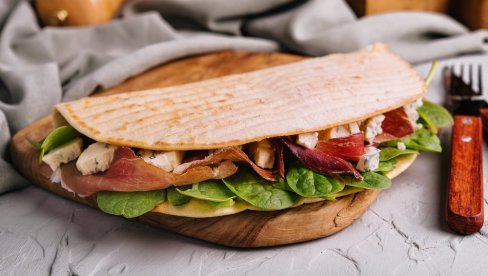 AKO ŽELITE DA NAPRAVITE UKUSAN DORUČAK: Domaća tortilja punjena pršutom i sirom AKO ŽELITE DA NAPRAVITE UKUSAN DORUČAK: Domaća tortilja punjena pršutom i sirom