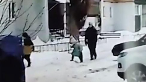 VELIKO SRCE MALOG DEČAKA: Brat spasao sestru od kidnapera (VIDEO) VELIKO SRCE MALOG DEČAKA: Brat spasao sestru od kidnapera (VIDEO)
