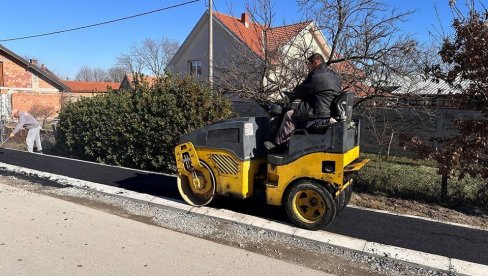 ГРАДЕ ТРОТОАР КА ЗАБРЕЖЈУ: Грађевинске машине раде пуном паром у Улици проте Матеје Ненадовића у Обреновцу ГРАДЕ ТРОТОАР КА ЗАБРЕЖЈУ: Грађевинске машине раде пуном паром у Улици проте Матеје Ненадовића у Обреновцу
