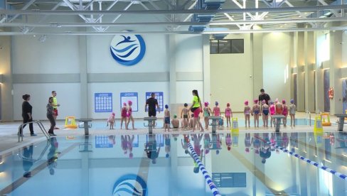 NEKI SU I PRVI PUT NA BAZENU: Besplatna škola plivanja za 370 predškolaca (FOTO) NEKI SU I PRVI PUT NA BAZENU: Besplatna škola plivanja za 370 predškolaca (FOTO)