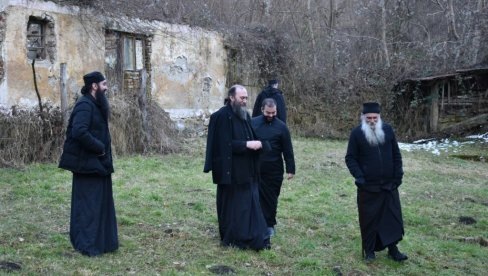 MONASI SA HILANDARA U POSETI JASENOVCU: Delegacija predvođena igumanom Metodijem u višednevnoj poseti Slavoniji MONASI SA HILANDARA U POSETI JASENOVCU: Delegacija predvođena igumanom Metodijem u višednevnoj poseti Slavoniji