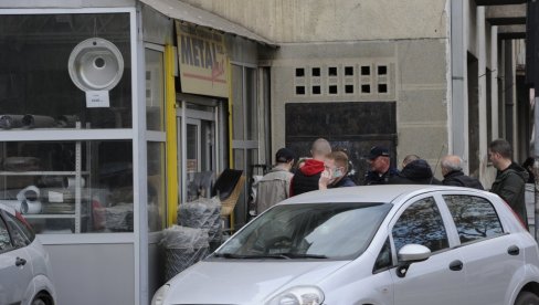 ПОКУШАО ДА СЕ УБИЈЕ НА РАДНОМ МЕСТУ: Драма у центру Краљева, мушкарац се исекао скалпелом ПОКУШАО ДА СЕ УБИЈЕ НА РАДНОМ МЕСТУ: Драма у центру Краљева, мушкарац се исекао скалпелом